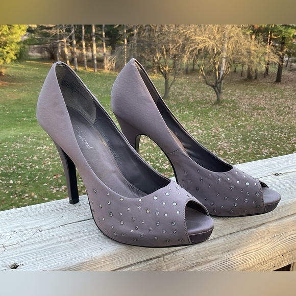 Lulu Townsend Studded Peep-Toe Heels – Taupe/Gray – EUC Size 9 - Picture 4 of 9